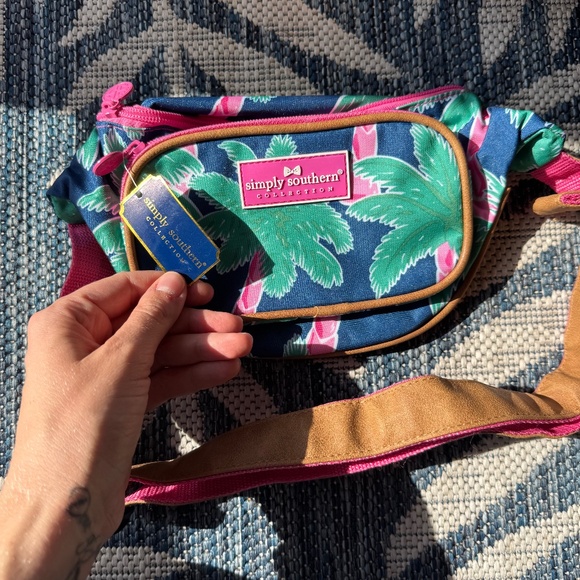 Simply Southern Collection Belt Bag – Tropical Palm Print 🌴💗 - Picture 1 of 4